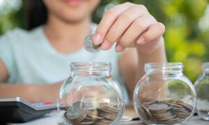 Mengajarkan Anak Tentang Uang